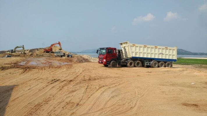Xe tải cỡ lớn vận chuyện cát xây dựng